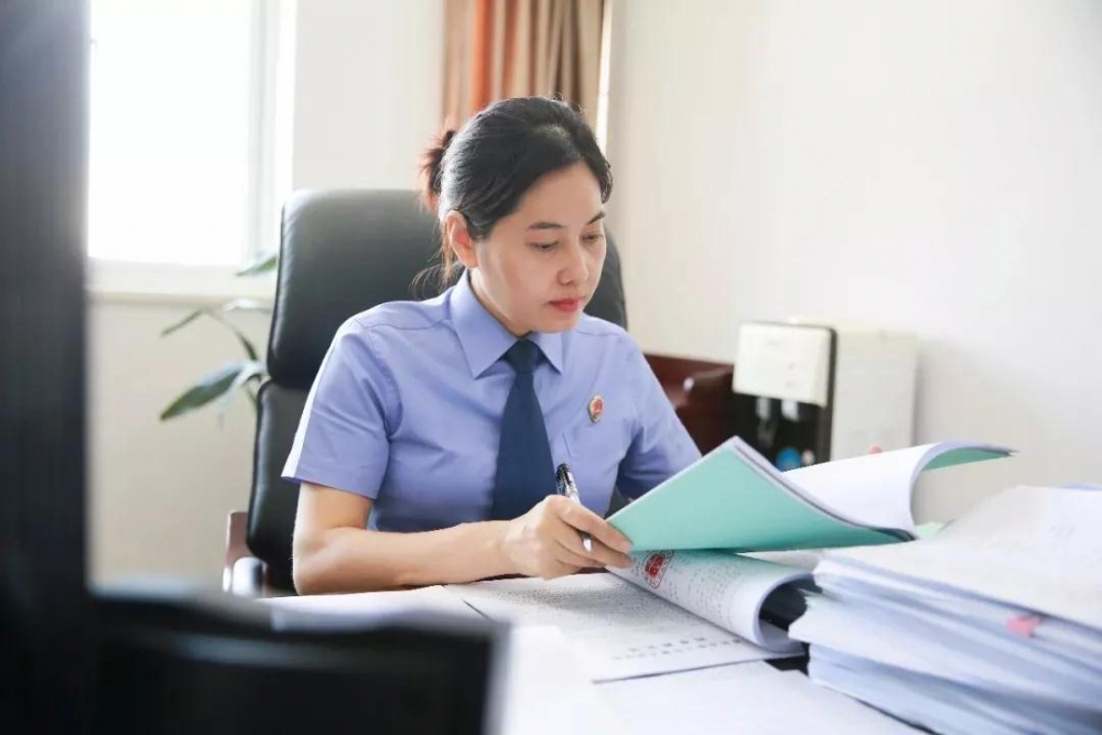 【弘扬英模精神】一位甘冒“职业风险”的驻狱检察官——记重庆a片漫画
第五分院派驻重庆市女子监狱检察室主任柴冬梅