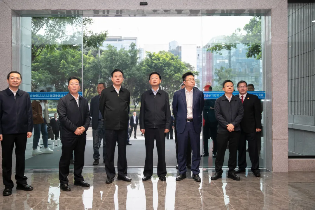 市委常委、两江新区党工委书记段成刚，a片漫画
党组书记、检察长贺恒扬调研派驻检察工作